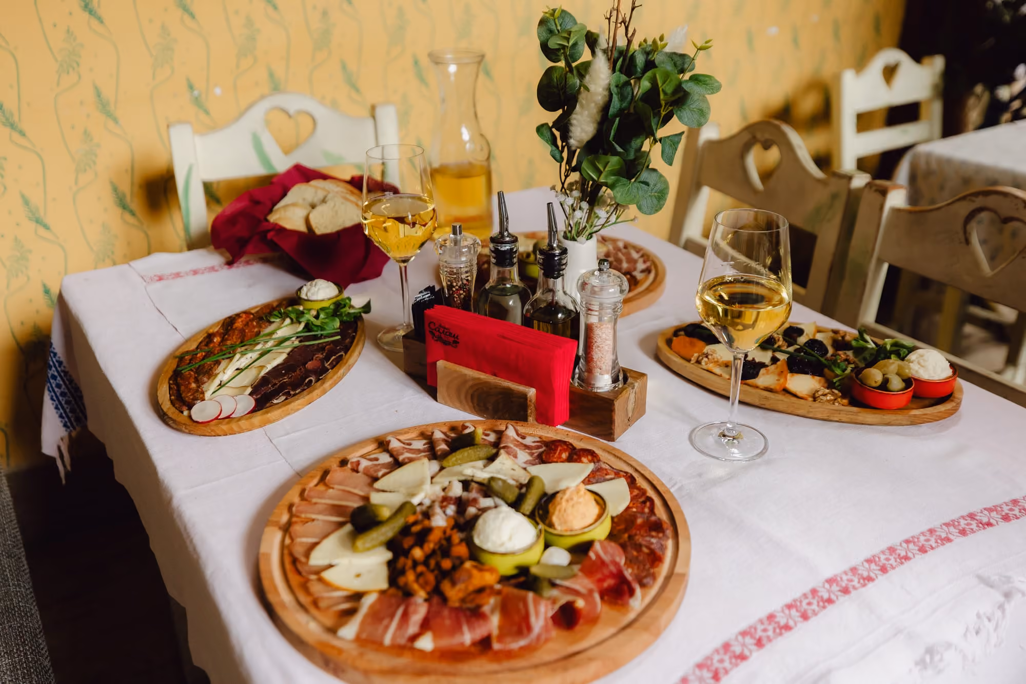 Meze und Wein auf einem Tisch im Lazin Salaš