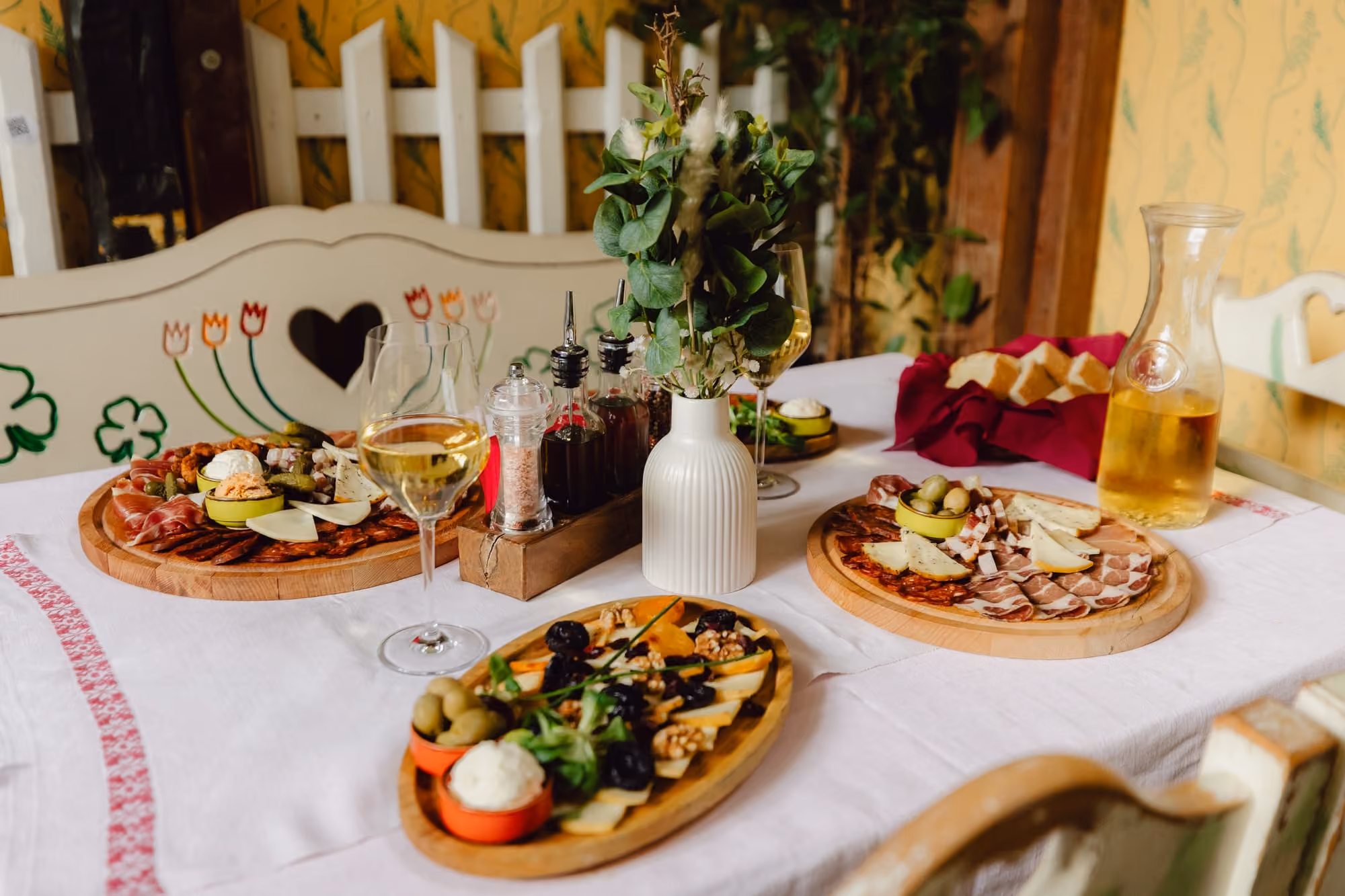 Meze und Wein auf einem Tisch im Lazin Salaš