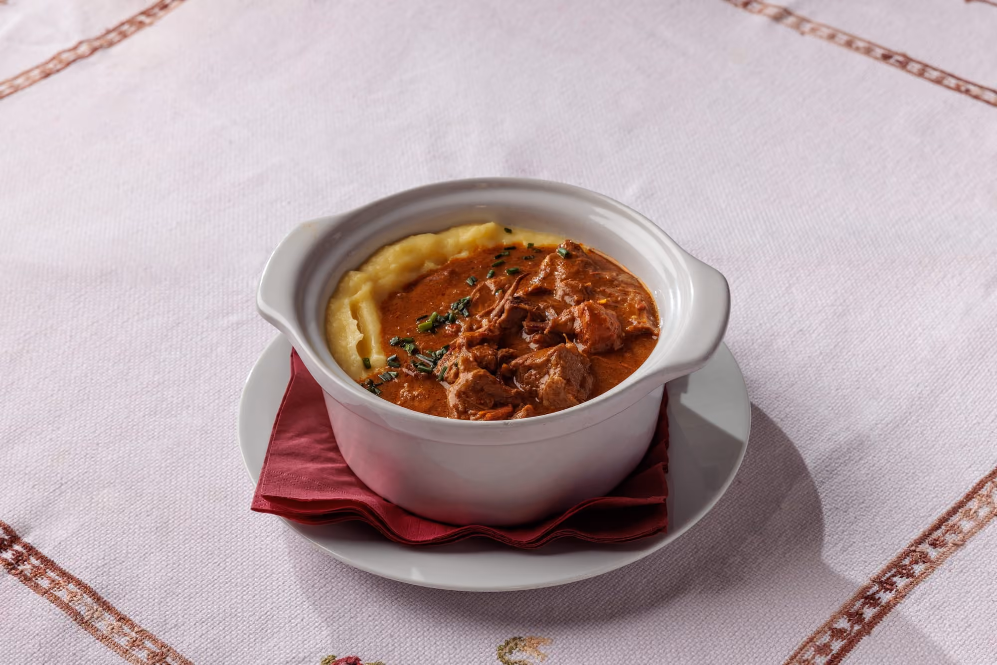 Gulasch con purè di patate al Lazin Salaš
