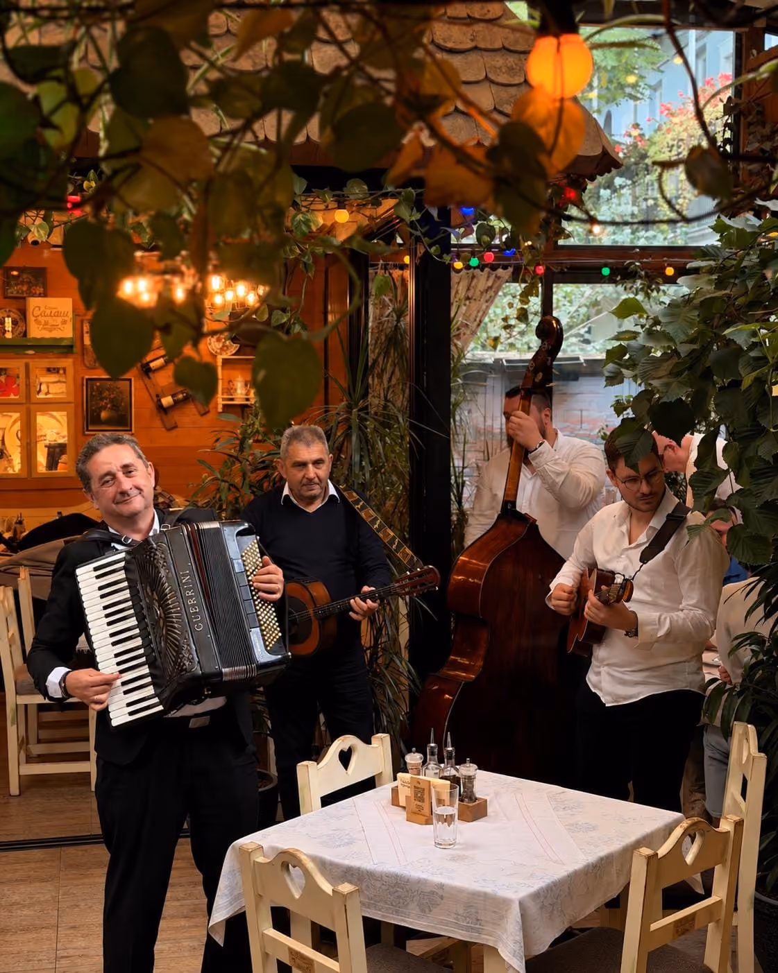 L’orchestra di tamburica suona tra i tavoli del Lazin Salaš
