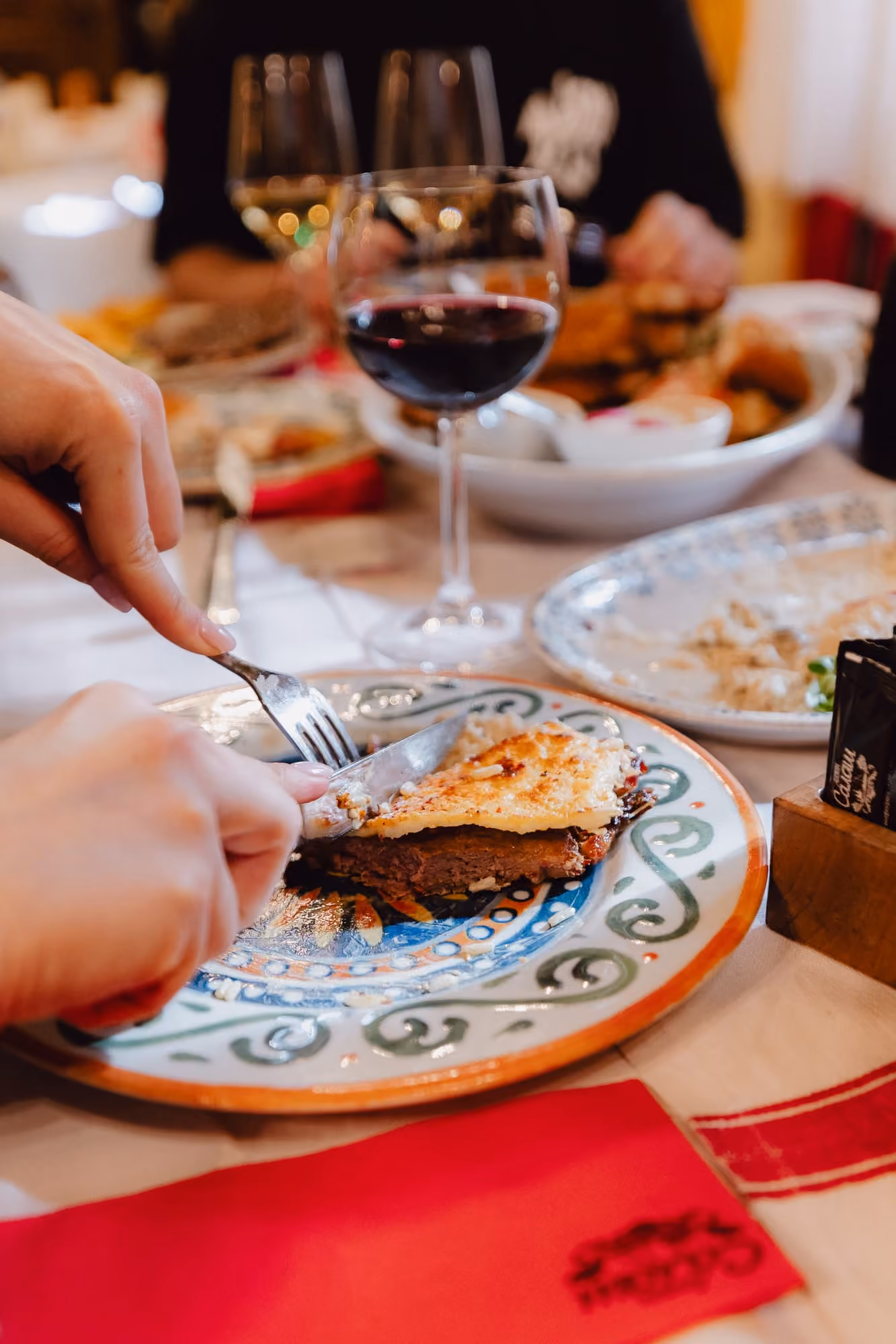Abendessen am Tisch im Lazin Salaš