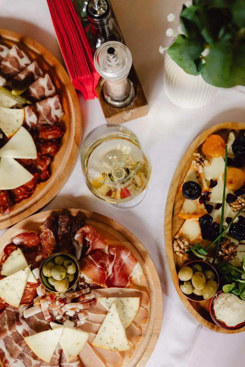 Meze e vino sul tavolo al Lazin Salaš