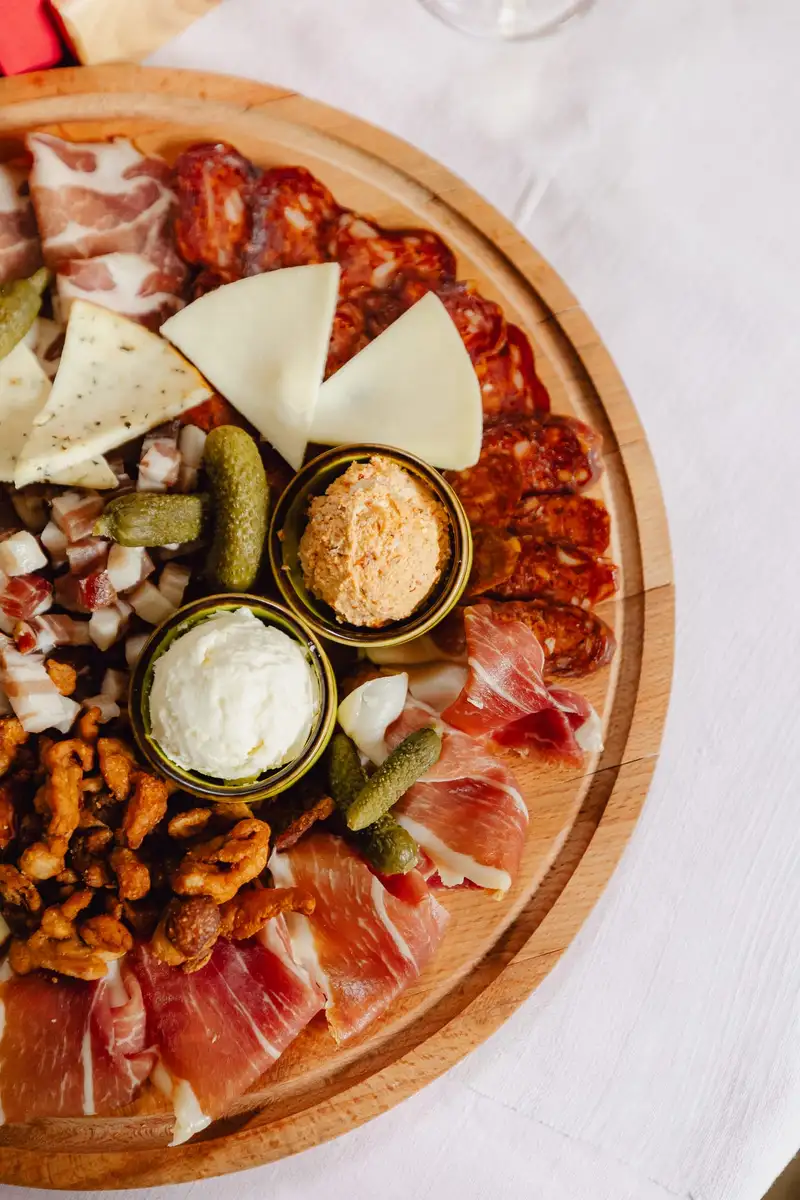 Meze sul tavolo al Lazin Salaš
