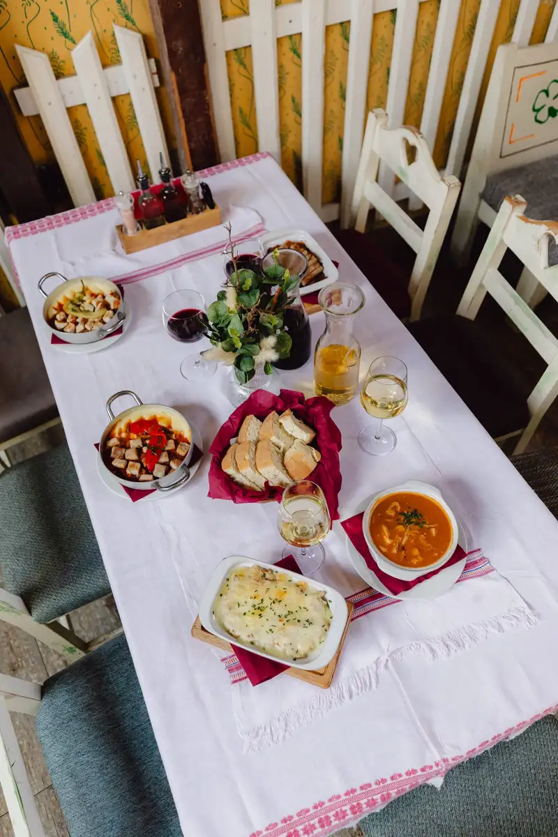 Un tavolo con zuppa casalinga e piatti principali al Lazin Salaš