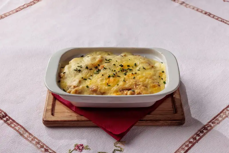 Tacchino con mlinci gratinato in una teglia