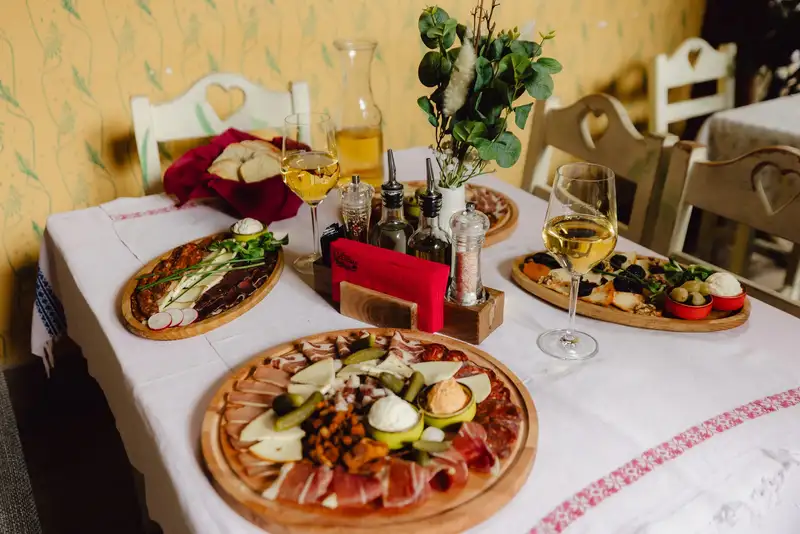 Meze und Wein am Tisch im Lazin Salaš