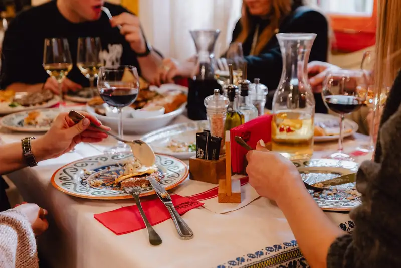 Una compagnia a tavola al Lazin Salaš
